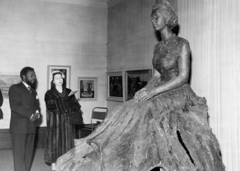 FUN FACT-Queen Elizabeth II sat 12 times to be sculptured by a Nigerian Artist