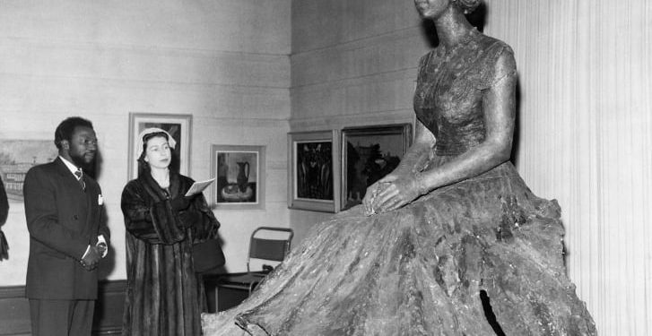 FUN FACT-Queen Elizabeth II sat 12 times to be sculptured by a Nigerian Artist