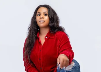 “Prima Kardashi Hits the Books After English Trolls Strike”